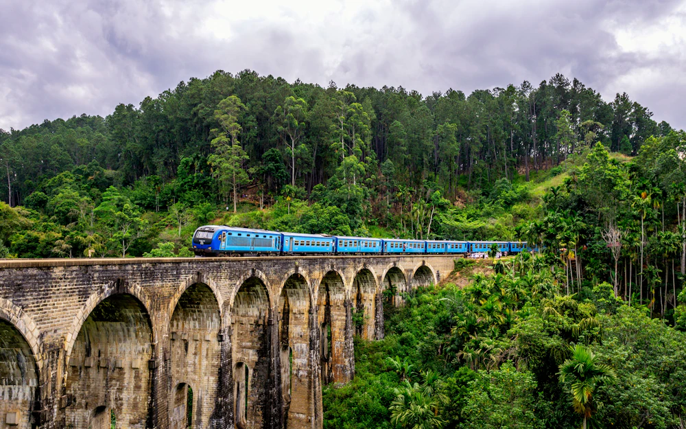 A train crossing the Nine Arches Bridge near Ella